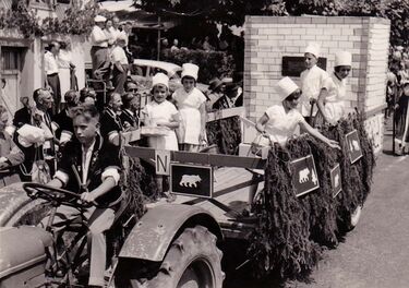 1960 Jodlerfest; Die Walz-Kinder auf dem Umzugswagen._web