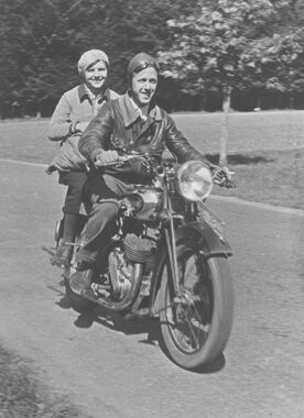 1930xxxx_0019_Brienz_Michel Jost und Frau auf Motorrad_web