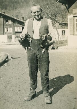 1929xxxx_0010_Brienz_ Hühnerverkauf auf dem Wiesplatz_VonBergenKaspar_web