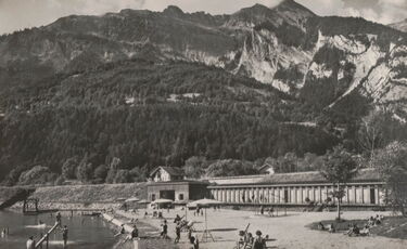 19xxxxxx_001 - Brienz - Strandbad - Brienzer Rothorn im Hintergrund - Sprungturm - Schaukel im Wasser