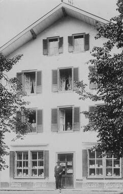 Haus Gärbi (Jetzt Flübo) um 1911-1912.Von oben vlnr. Elise Tschaggeny,Johann Stähli, Briefträger,Anna Stähli-Bieri,Hans Stähli,Ernst Stähli (nachm. Depotchef),Fritz Tschaggeny, Kapitän auf dem Brienzersee_web