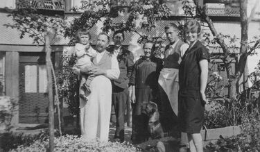 xxxxxxxx_0029_Brienz_Becklis Familie vor Bäckerei_web