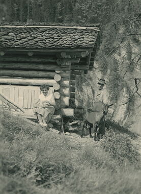 xxxxxxxx_0026_Brienz_Geisshirt Zobrist Fritz und Josts Froueli mit Hund_Ofenbielen_web