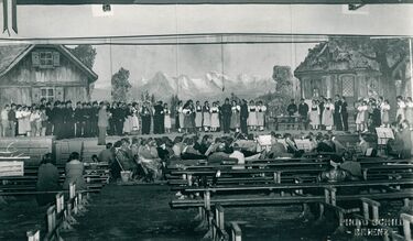 20220902-46-von-Bergen-Heidi-Jodlerfest-1960-Sportplatz-vorne-rechts-Kapelle-Brienzerbuurli